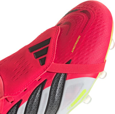 Ein pinker Adidas Fußballschuh mit schwarzen Streifen und gelben Details.