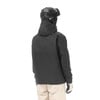 Rückansicht einer Skijacke mit Helm und Handschuhen.