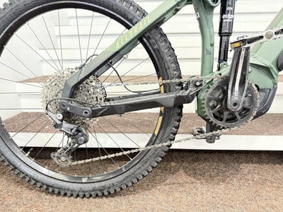 Grünes Mountain-E-Bike mit sichtbarem Schaltwerk und Kassette. Grünes Mountain-E-Bike mit sichtbarem Schaltwerk und Kassette.