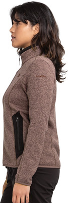 Frau in brauner Fleecejacke mit schwarzem Reißverschluss und Tasche. Frau in brauner Fleecejacke mit schwarzem Reißverschluss und Tasche.