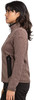 Frau in brauner Fleecejacke mit schwarzem Reißverschluss und Tasche.