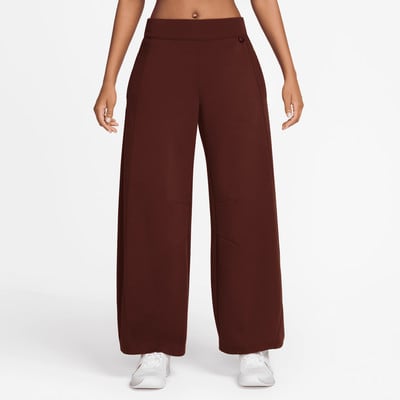 Damen-Hosen in Braun mit weitem Bein und weißem Sneaker. Damen-Hosen in Braun mit weitem Bein und weißem Sneaker.