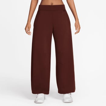 Damen-Hosen in Braun mit weitem Bein und weißem Sneaker.