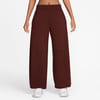 Damen-Hosen in Braun mit weitem Bein und weißem Sneaker.