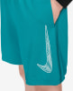 Blaue Nike Shorts mit weißem Logo.