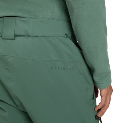 Detail der Gesäßtasche einer McKinley-Hose in Grün mit Logo. Detail der Gesäßtasche einer McKinley-Hose in Grün mit Logo.
