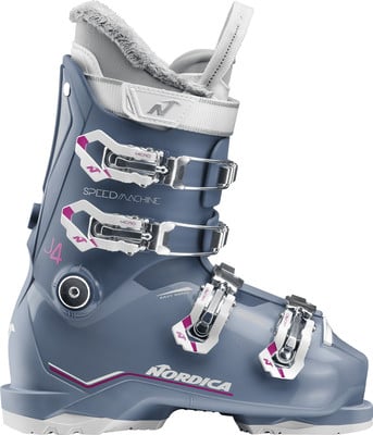 Ein blauer Nordica Speedmachine J4 Skischuh mit lila Akzenten und weißen Schnallen. Ein blauer Nordica Speedmachine J4 Skischuh mit lila Akzenten und weißen Schnallen.