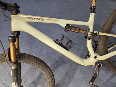 Ein grünes Specialized Fullsuspension Mountainbike mit Dämpfer und Federgabel. Ein grünes Specialized Fullsuspension Mountainbike mit Dämpfer und Federgabel.