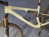 Ein grünes Specialized Fullsuspension Mountainbike mit Dämpfer und Federgabel.