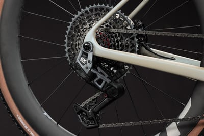 SRAM GX Eagle Schaltwerk an einem Fahrrad mit Kassette und Kette. SRAM GX Eagle Schaltwerk an einem Fahrrad mit Kassette und Kette.