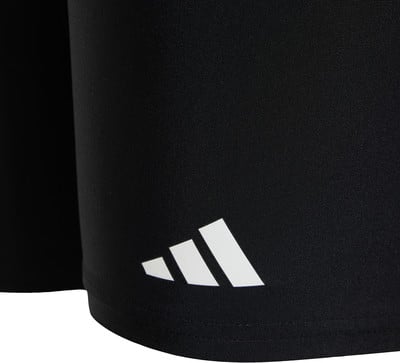 Schwarze Shorts mit weißem Adidas-Logo an der Seite. Schwarze Shorts mit weißem Adidas-Logo an der Seite.