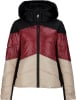 Eine mehrfarbige Daunenjacke in Schwarz, Weinrot und Beige mit Pelzbesatz an der Kapuze.