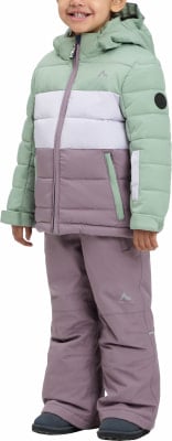 Mädchen in einer Daunenjacke und Hose zum Skifahren, in Grün- und Lilatönen. Mädchen in einer Daunenjacke und Hose zum Skifahren, in Grün- und Lilatönen.
