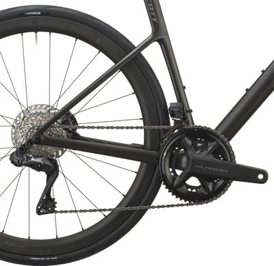 Detail des Hinterrads und der Kurbel eines Scott Rennrads mit Ultegra-Schaltwerk. Detail des Hinterrads und der Kurbel eines Scott Rennrads mit Ultegra-Schaltwerk.
