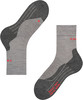 Graue Socken mit dunkleren Elementen und roten Details, eine Socke ist gedreht.