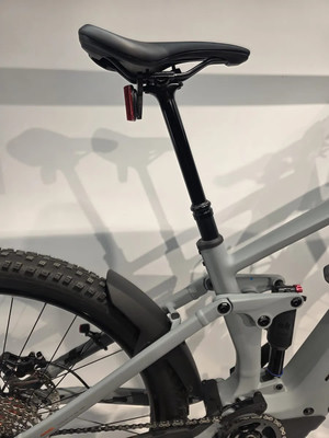 Detail des Hinterteils eines E-Bikes mit Dämpfer und Schutzblech. Detail des Hinterteils eines E-Bikes mit Dämpfer und Schutzblech.
