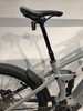 Detail des Hinterteils eines E-Bikes mit Dämpfer und Schutzblech.