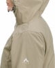 Detail einer Jacke mit Kapuze und McKinley-Logo am Ärmel.