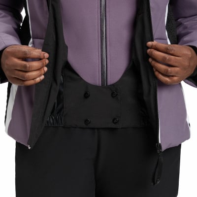 Detail einer Damen-Skijacke mit abnehmbaren Trägern und Reißverschluss. Detail einer Damen-Skijacke mit abnehmbaren Trägern und Reißverschluss.