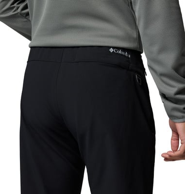 Rückansicht einer schwarzen Hose mit Columbia-Logo am Bund. Rückansicht einer schwarzen Hose mit Columbia-Logo am Bund.