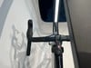 Detail eines Rennradlenkers mit Lenkerband und Bremshebel.
