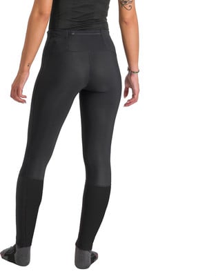 Frau in schwarzen Leggings und Oberteil mit Tattoo auf dem Rücken.