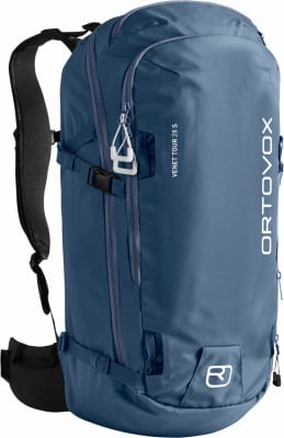 Blauer Rucksack mit weißem Logo und Gurten, ideal zum Wandern.