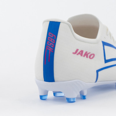 Weißer Fußballschuh mit blauen und rosa Details und JAKO-Logo. Weißer Fußballschuh mit blauen und rosa Details und JAKO-Logo.