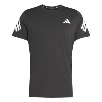 Fekete Adidas póló fehér logóval és csíkokkal az ujjakon.