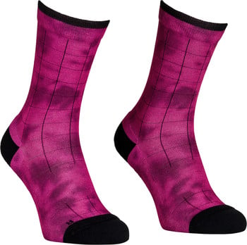 Zwei rosa Socken mit Gittermuster und schwarzer Spitze.