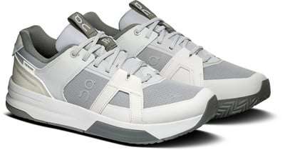 Graue Sneaker mit weißen und silbernen Akzenten und ON-Logo. Graue Sneaker mit weißen und silbernen Akzenten und ON-Logo.