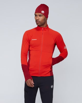Mann in roter Jacke und Mütze mit Markenlogo. Mann in roter Jacke und Mütze mit Markenlogo.