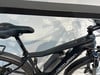 Schwarzes Centurion E-Bike mit Akku und Procraft-Sattel.