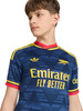 Junge in dunkelblauem Fußballtrikot mit gelben und roten Details.