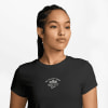 Eine Frau in einem schwarzen T-Shirt mit Nike-Logo und „Athletics“-Schriftzug.