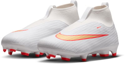 Weiße Nike Fußballschuhe für Damen mit orange-goldenem Logo.