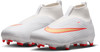 Weiße Nike Fußballschuhe für Damen mit orange-goldenem Logo.
