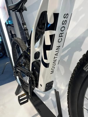 Detail eines Elektro-Mountainbikes mit der Aufschrift Mountain Cross. Detail eines Elektro-Mountainbikes mit der Aufschrift Mountain Cross.