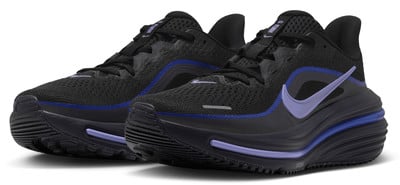 Fekete férfi Nike futócipő lila swoosh-szal és kék csíkkal. Fekete férfi Nike futócipő lila swoosh-szal és kék csíkkal.
