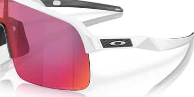 Weiße Sportbrille mit roten Gläsern und Oakley-Logo. Weiße Sportbrille mit roten Gläsern und Oakley-Logo.