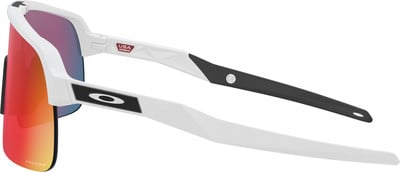 Sportliche weiße Oakley-Brille mit farbigen Gläsern und schwarzen Bügeln. Sportliche weiße Oakley-Brille mit farbigen Gläsern und schwarzen Bügeln.