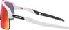 Sportliche weiße Oakley-Brille mit farbigen Gläsern und schwarzen Bügeln.