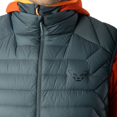 Detail einer Weste mit Dynafit-Logo und orangefarbener Kapuze.