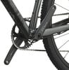 Detail des Shimano CUES Fahrrad-Kettenblatts und der Kurbel auf dunklem Rahmen.