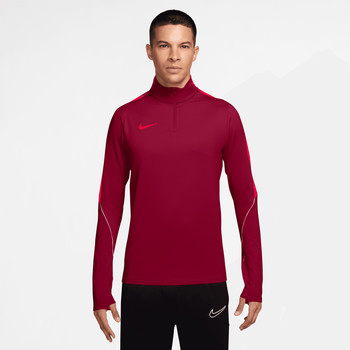 Mann in dunkelrotem Langarmshirt mit Nike-Logo.