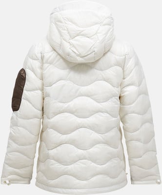 Rückansicht einer weißen Daunenjacke mit Kapuze und braunem Ärmeldetail.