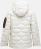 Rückansicht einer weißen Daunenjacke mit Kapuze und braunem Ärmeldetail.