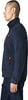 Mann in dunkelblauem Fleece-Pullover mit rotem Detail, Profil.