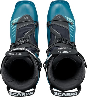 Zwei blaue Skischuhe mit schwarzen Schnallen und Scarpa-Logo. Zwei blaue Skischuhe mit schwarzen Schnallen und Scarpa-Logo.