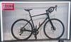 Schwarzes Specialized Rennrad mit Firmenlogo auf dem Rahmen.